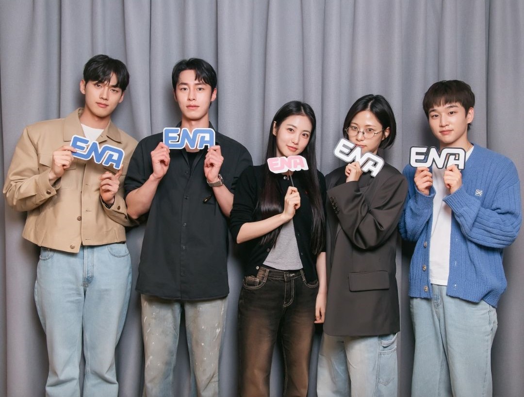 '닥터 섬보이' 대본리딩 현장 사진. / ENA