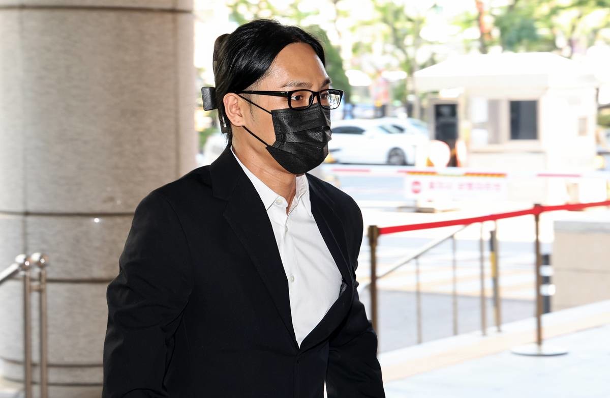 엑스터시와 대마 등 마약을 투약한 혐의로 재판에 넘겨져 1심에서 징역형 집행유예를 선고 받은 래퍼 식케이(본명 권민식)가 30일 오전 서울 마포구 서울서부지방법원에서 열린 항소심 선고공판에 출석하고 있다 / 뉴스1