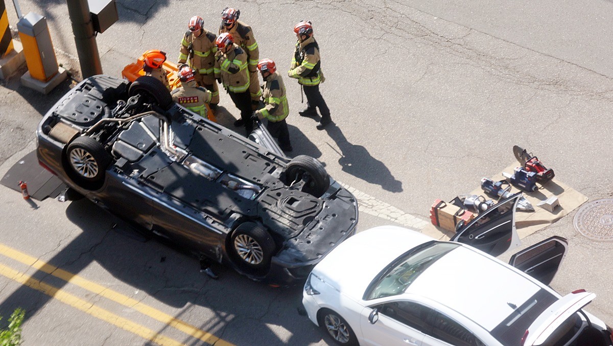 30일 오전 서울 종로구 정부서울청사 인근 지하차도 입구에서 차량이 전복돼 경찰관과 소방관들이 수습작업을 하고 있는 모습 / 뉴스1
