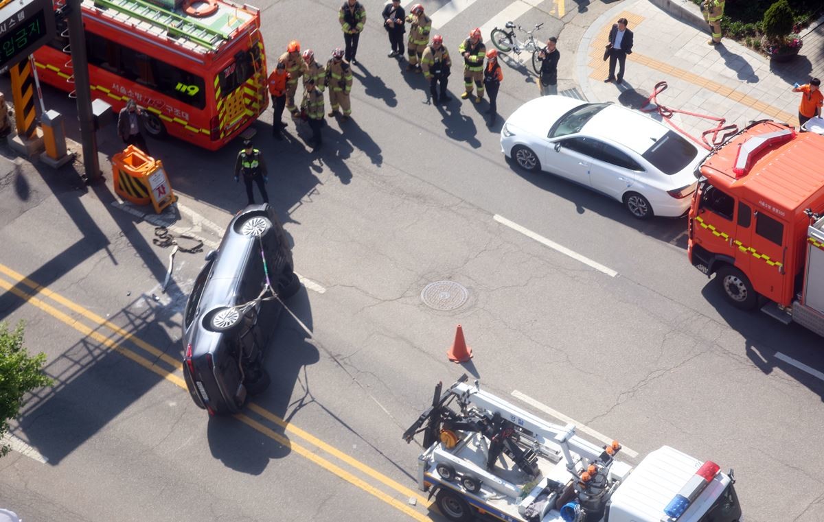 종로 정부서울청사 인근 차량 전복 사고 발생 / 뉴스1