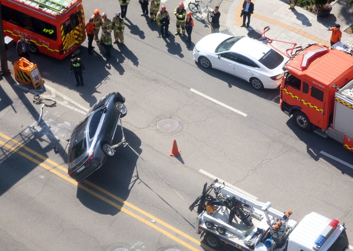 종로 지하차도 입구서 차량 뒤집혀 / 뉴스1