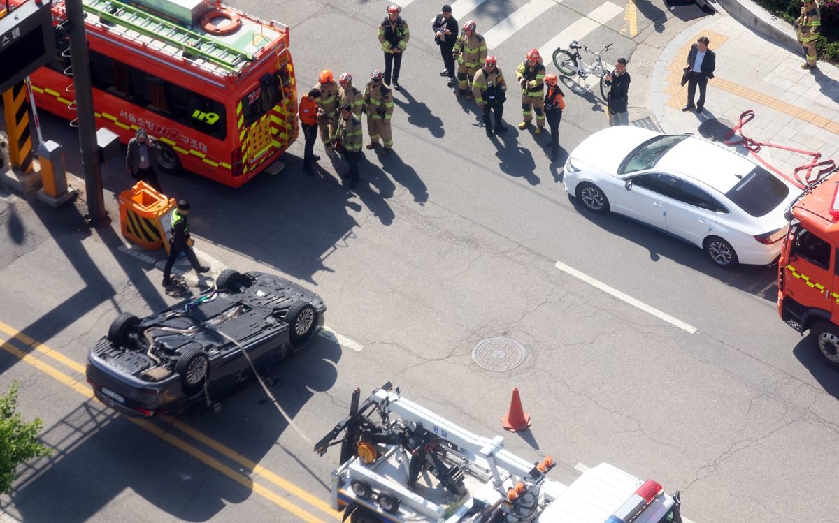 서울 도심 한복판서 발생한 차량 전복 사고 / 뉴스1