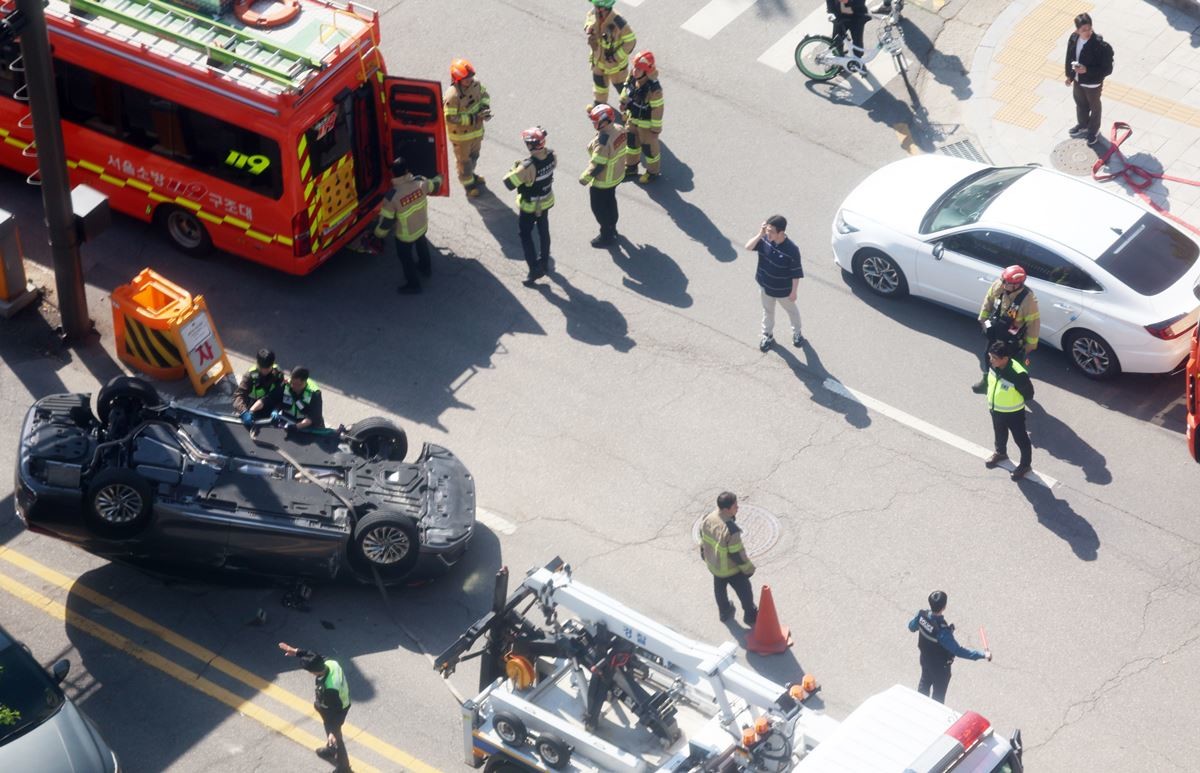 차량 전복 사고 현장에 출동한 소방대원들 / 뉴스1