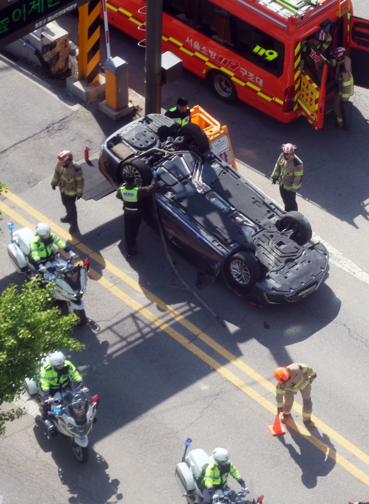사고 차량을 견인하는 모습 / 뉴스1