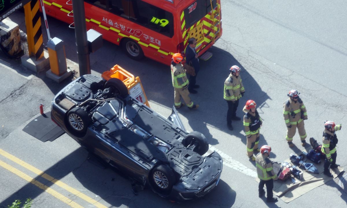 사고 현장 정리 중인 소방대원들 / 뉴스1