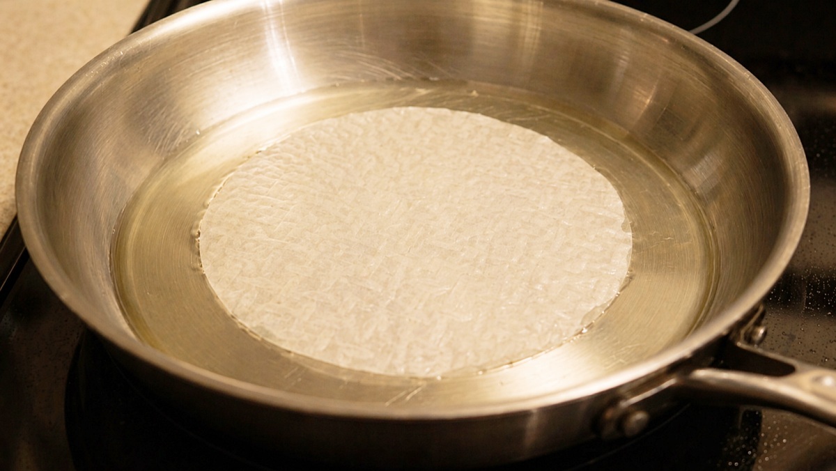 '라이스페이퍼'를 일단 프라이팬에 깔아보세요…손이 계속 가서 큰일이네요