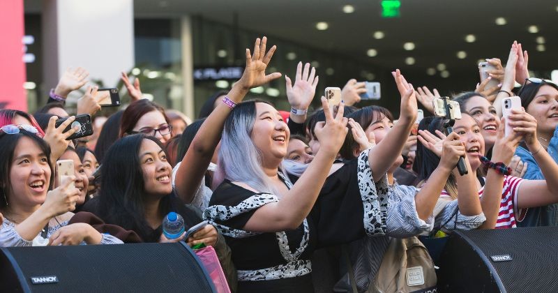 한국 대중음악(K-Pop) 팬들이 모여 '랜덤 플레이 댄스(RDP)'라는 그룹 활동에 참여하는데요 / 셔터스톡