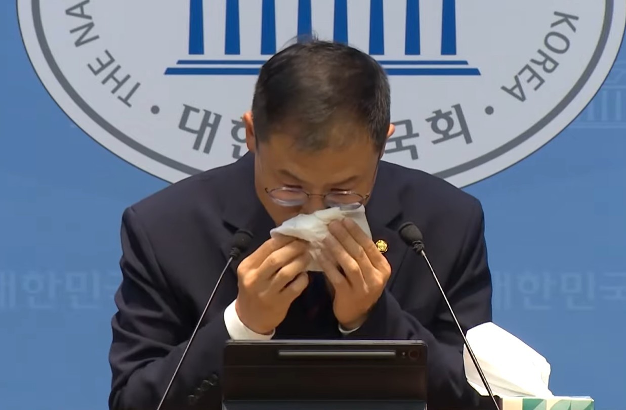 기자회견에서 눈물을 보이는 김상욱 울산시장 후보 / 유튜브 'JTBC News'