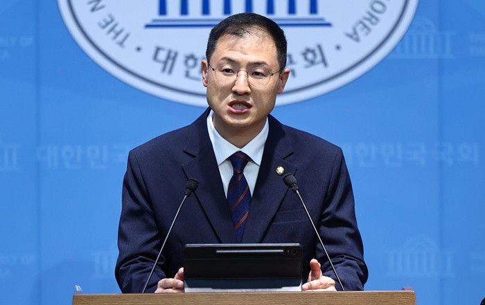 김상욱 더불어민주당 의원이 29일 서울 여의도 국회 소통관에서 의원직 사퇴 기자회견을 하고 있다. 2026.4.29/뉴스1