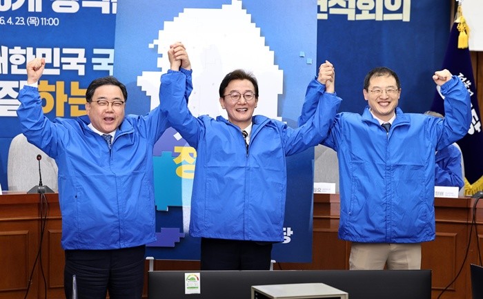 더불어민주당 허성무 경남도당위원장(왼쪽, 김경수 경남지사 후보 대리)과 전재수 부산시장, 김상욱 울산시장 후보가 23일 서울 여의도 국회에서 열린 6·3 지방선거 광역단체장 후보 연석회의에서 선거 승리를 다짐하며 손을 맞잡고 있다. 2026.4.23/뉴스1