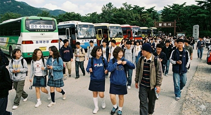 2000년대 초반 수학여행 장면을 묘사한 사진으로, 기사의 이해를 돕기 위한 AI 생성 이미지