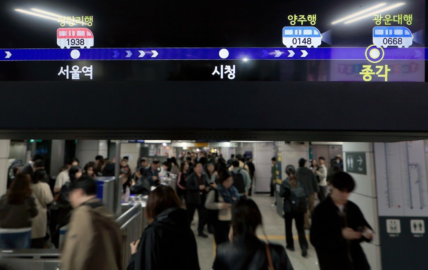 서울 지하철 노선 안내 전광판과 출입구 전경. 퇴근 시간대 많은 승객들이 질서 있게 이동하는 모습이 보인다. / 뉴스1