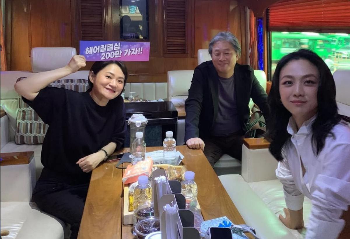 영화 '헤어질 결심' 홍보 당시 배우 김신영, 박찬욱 감독과 탕웨이. 탕웨이는 이 작품을 통해 청룡영화상에서 외국 배우 최초로 여우주연상을 탔다. / 탕웨이 개인 인스타그램