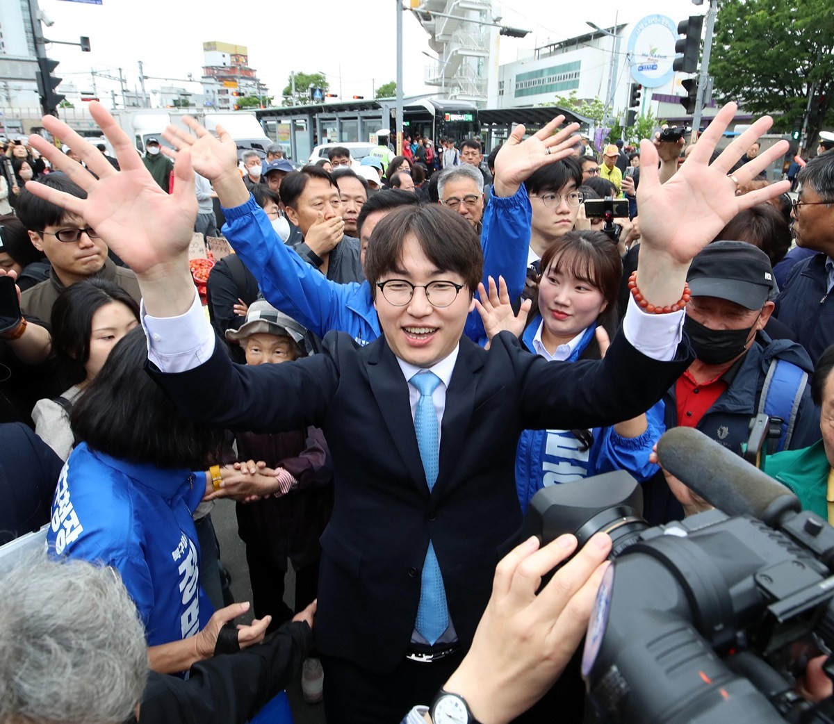 하정우 전 청와대 AI미래기획수석이 29일 오후 부산 북구 구포시장을 찾아 상인들에게 인사를 하고 있다. / 뉴스1