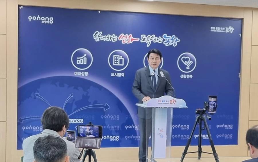 박승호 예비후보의 30일 포항시장 무소속 출마 선언 기자회견 모습/이창형 기자