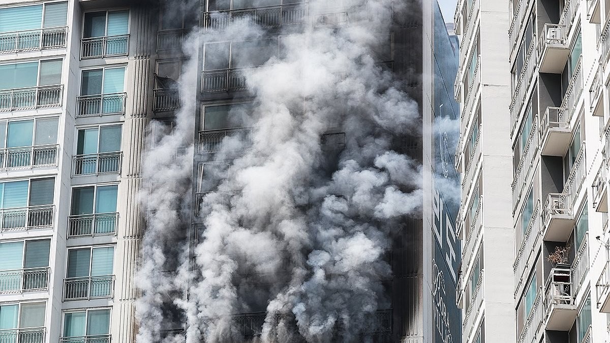 30일 화재가 발생한 경기도 의왕시 한 아파트에서 연기가 뿜어져 나오고 있는 모습 / 연합뉴스