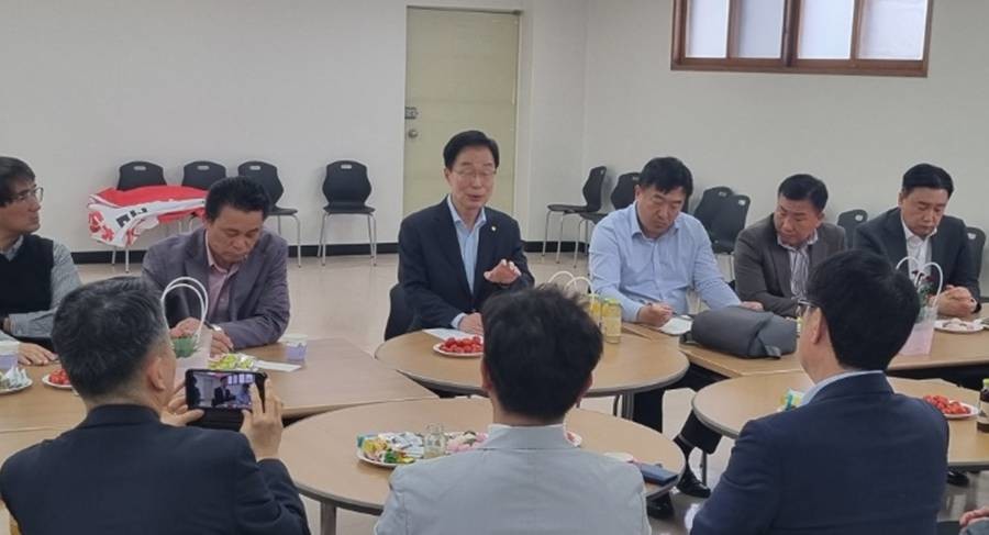 임종식 경북교육감 예비후보가 30일 포항시 죽도동 소재 자신의 선거사무소에서 기자간담회를 갖고 있다/이창형 기자