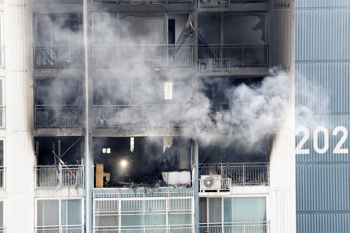 30일 경기 의왕시 내손동 아파트 단지에서 화재가 발생해 소방대원들이 진압하고 있는 모습 / 뉴스1