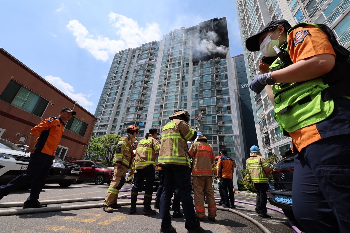 의왕 아파트 화재 현장에 출동한 소방대원들 / 뉴스1