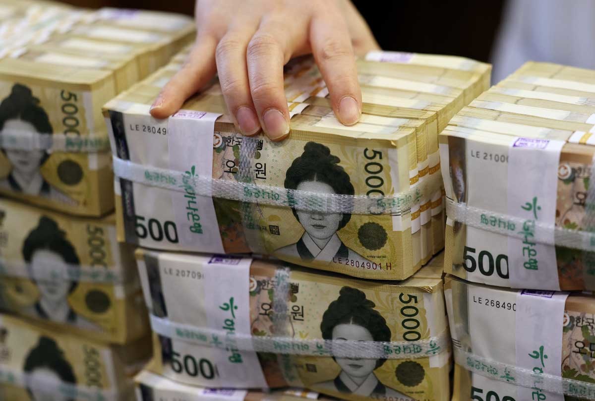 기사 이해를 돕기 위한 참고 사진. 서울 중구 하나은행 위변조대응센터에서 관계자가 원화 5만원권 지폐를 정리하고 있다. / 뉴스1