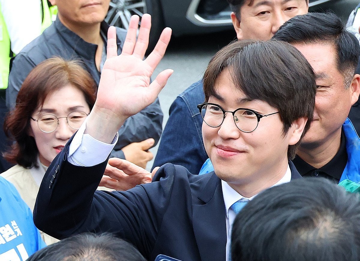 상인과 악수 후 손털기 논란 하정우, 오히려 '스킨십' 자신감 내비쳐 