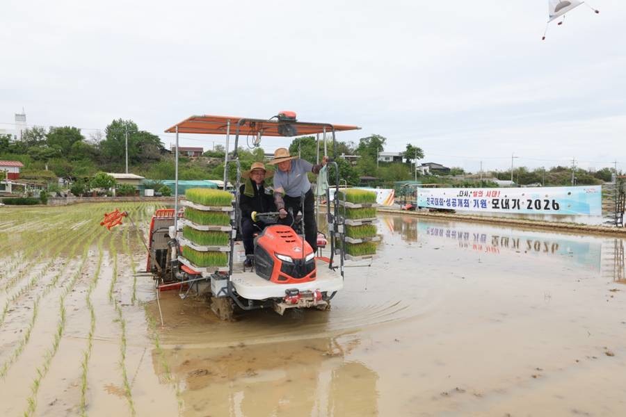 포항시는 30일 청하면 미남리 일원에서 ‘전국대회 성공 개최 기원 모내기 2026’ 행사를 개최했다. 사진은 장상길 포항시장 권한대행의 시연 모습/이하 포항시