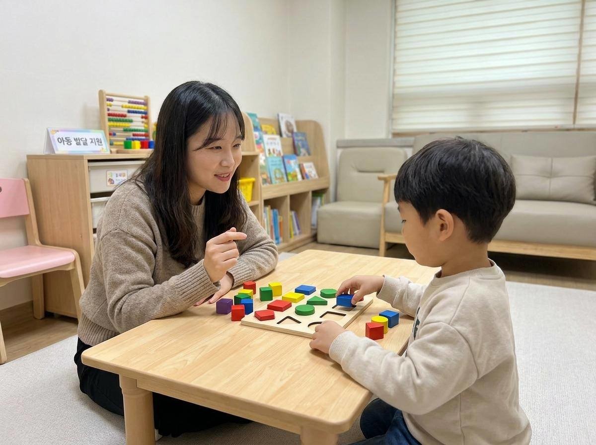 한 아동 상담 센터에서 아동 심리학자가 어린 아이와 마주 앉아 도형 맞추기 같은 교구를 활용해 상호작용하는 장면. 기사 내용을 바탕으로 제작한 자료사진.