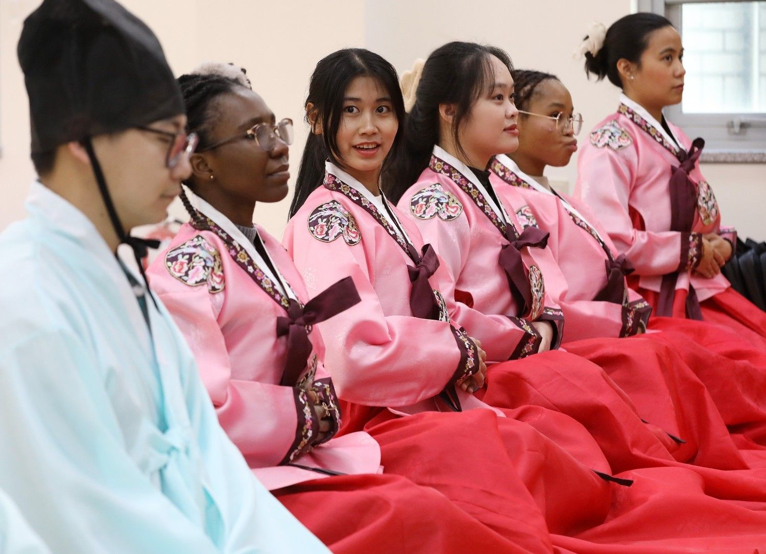 다양한 국적의 외국인들이 한복을 입고 체험에 참여하는 장면. / 뉴스1
