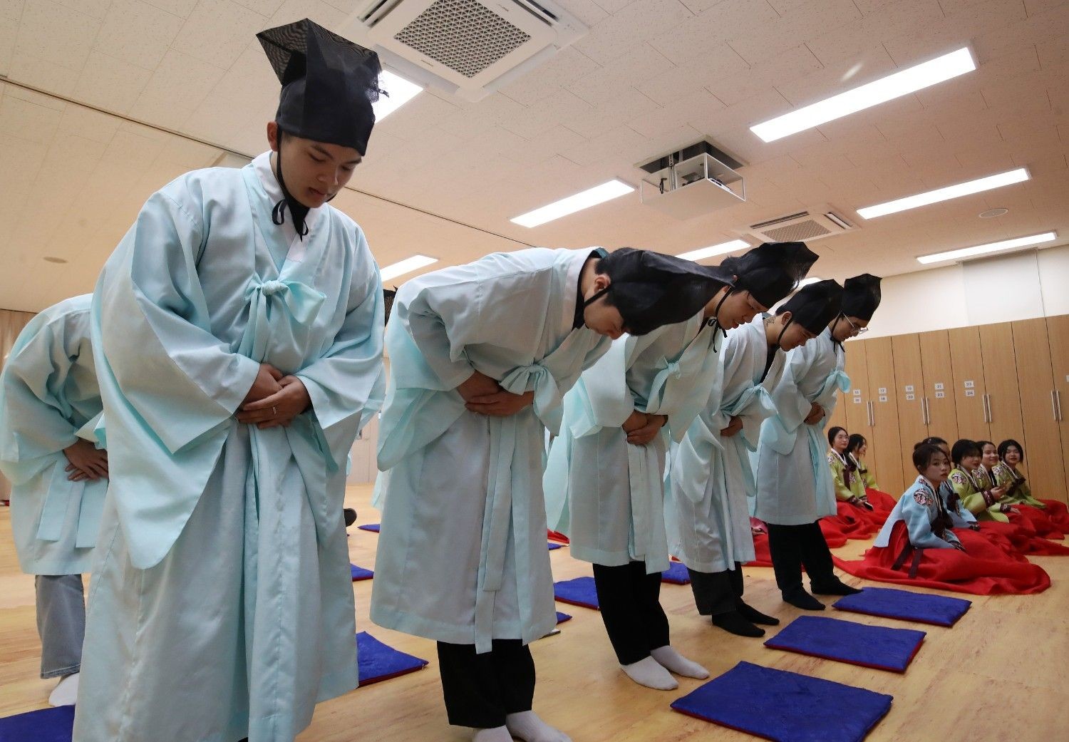 전통 예절 교육에서 함께 인사하는 모습. / 뉴스1