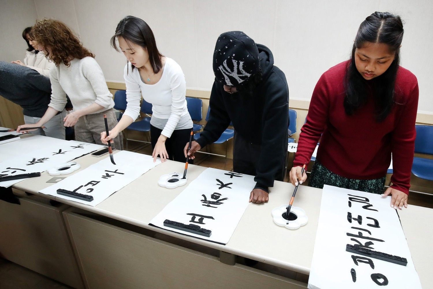 외국인들이 붓으로 한글 서예를 배우는 장면. / 뉴스1