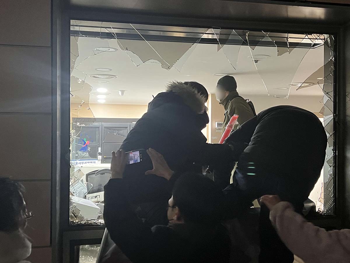 서울서부지방법원 난동 사태 당시 모습. / 뉴스1