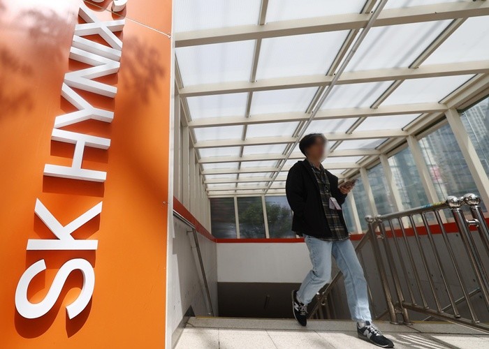 SK하이닉스가 올해 1분기 영업이익 37조원을 돌파하며 역대 최대 실적을 달성했다. 23일 SK하이닉스에 따르면 올해 1분기 매출과 영업이익이 각각 52조 5763억원, 37조 6103억원을 기록했다. 매출과 영업이익 모두 분기 최대 실적으로, 글로벌 최고 수준의 수익성을 자랑하는 대만 TSMC와 미국 엔비디아 등 빅테크를 웃도는 성과다. 사진은 이날 경기 이천 SK하이닉스 본사 모습. 2026.4.23/뉴스1