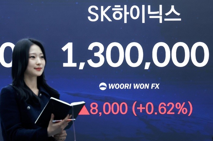 코스피 지수가 연일 사상 최고치를 경신한 28일 오후 서울 중구 우리은행 본점 딜링룸 전광판에 SK하이닉스 종가가 표시되고 있다. 이날 코스피는 전 거래일 대비 25.99포인트(0.39%) 오른 6641.02에 거래를 마쳤다. 2026.4.28/뉴스1