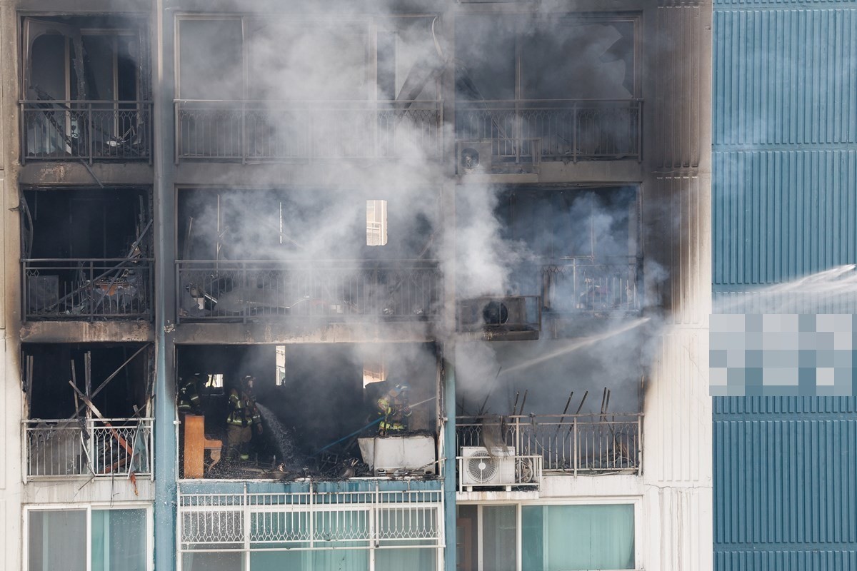 30일 경기 의왕시에 있는 아파트 단지에서 화재가 발생해 소방대원들이 진압하고 있다. 이날 화재로 2명이 사망했다. 이번 화재와 관련해 경찰 관계자는 '방화 가능성 등 여러 가지 추측이 나오고 있으나 현재까지 객관적인 사실로 확인된 것은 없다'라며 '현장 및 유가족 조사 등을 통해 모든 가능성을 염두에 두고 화재 원인을 조사하겠다'라고 밝혔다. / 뉴스1