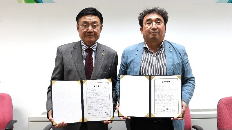 남재동 대전사랑시민협의회 회장(왼쪽))과 이수일 대전영우회 회장(오른쪽)이 30일 상호 협력 강화를 위한 업무협약을 체결하고 기념촬영을 하고 있다./사진=대전사랑시민협의회