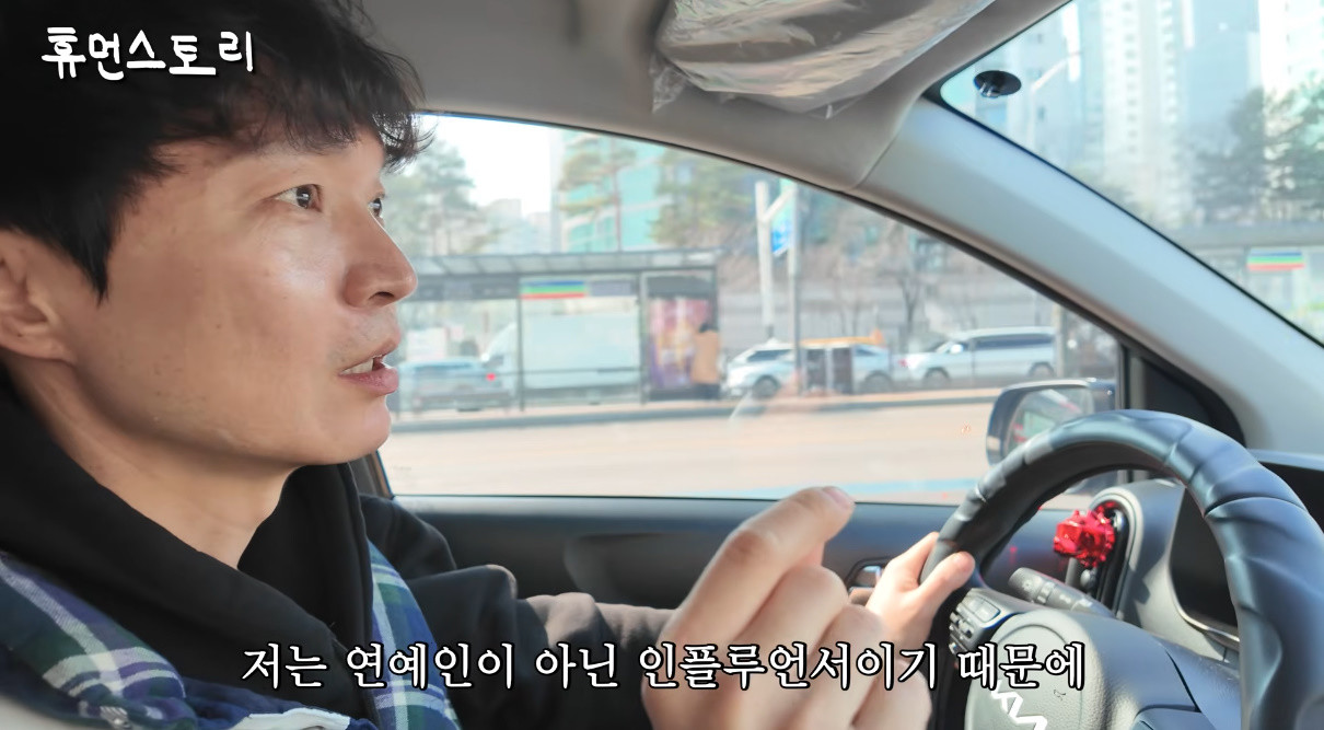 경차를 타고 식당으로 출근하는 신정환 / 유튜브 '휴먼스토리'