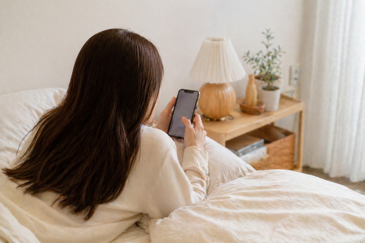 핸드폰을 사용하는 모습 / 기사 내용을 바탕으로 제작한 AI 이미지