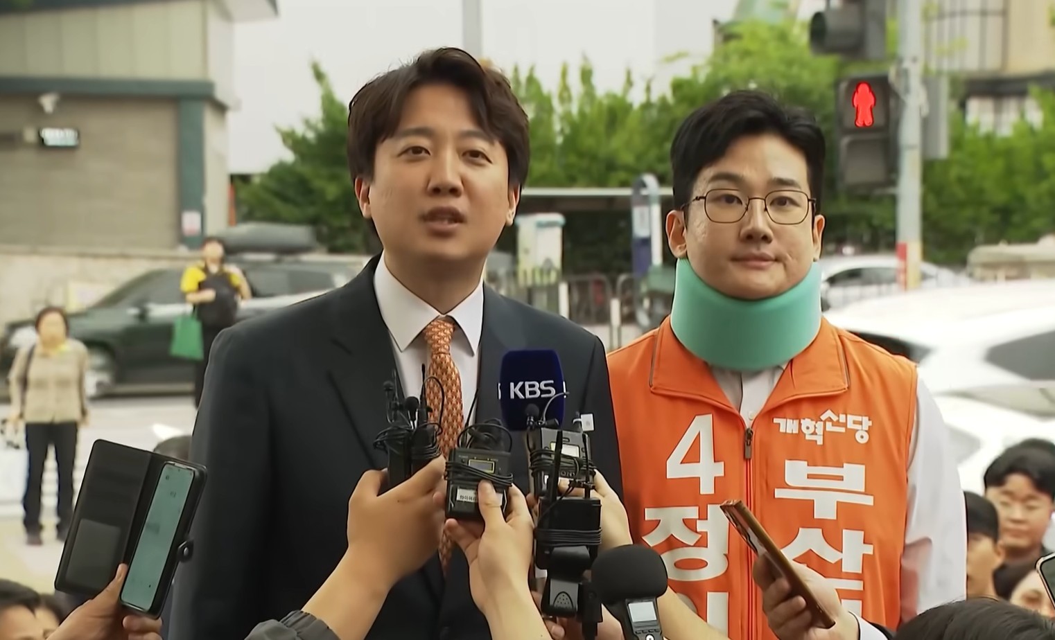 이준석 개혁신당 대표와 정이한 부산시장 후보가 29일 부산 북구 구포시장을 찾아 시민과 셀카를 찍고 있다. 2026.4.29/뉴스1