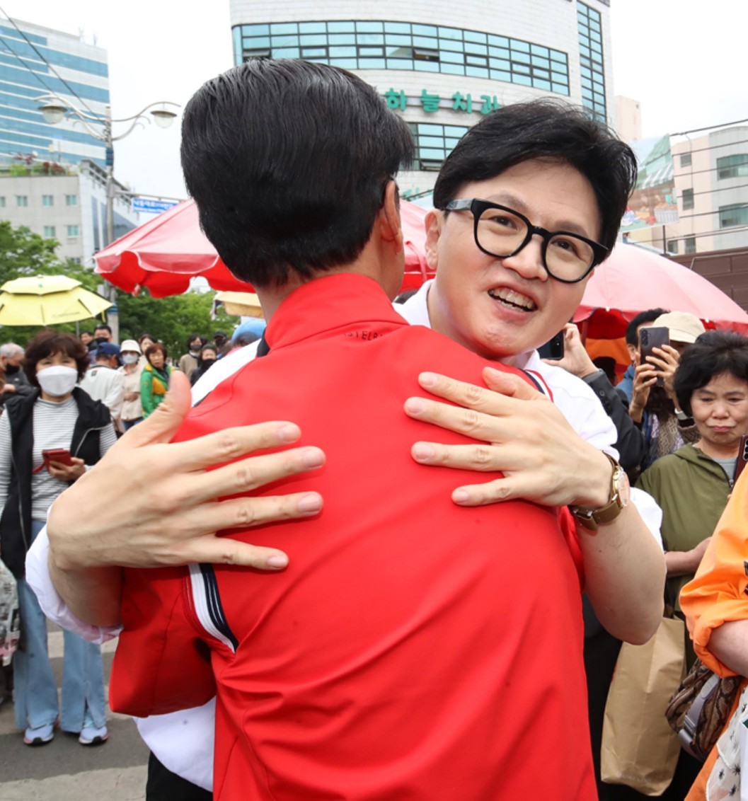 한동훈 전 국민의힘 대표가 29일 오후 부산 북구 구포시장을 찾아 주민들과 인사를 나누고 있다. 2026.4.29/뉴스1