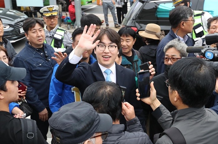 하정우 전 청와대 AI미래기획수석이 29일 오후 부산 북구 구포시장을 찾아 시민들에게 인사하고 있다. 하 전 수석은 전재수 의원이 당 부산시장 후보로 선출되면서 공석이 된 부산 북구갑 지역구에 출마할 전망이다. 2026.4.29/뉴스1