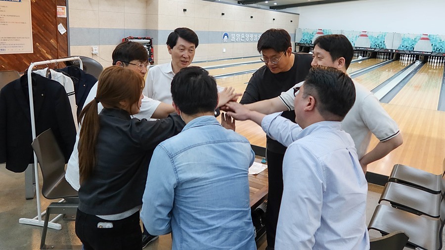 "넥타이 대신 볼링공" 김민철 경상원장, '직원 속으로' 파격 행보