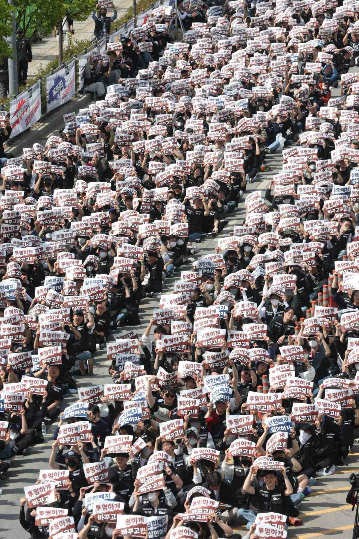 지난 23일 경기 평택시 고덕동 삼성전자 평택캠퍼스에서 열린 삼성전자 노동조합 공동투쟁본부 '4·23 투쟁 결의대회'에서 조합원들이 구호를 외치고 있다. / 뉴스1