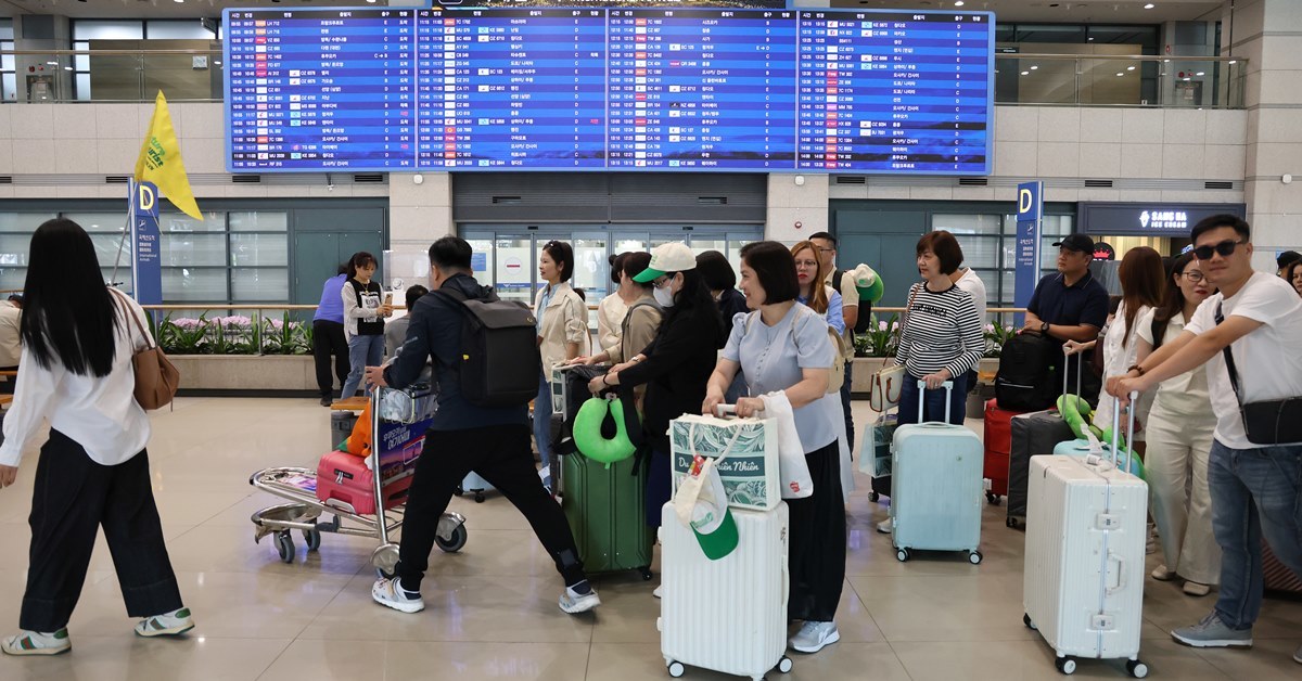 황금연휴 첫날 고속도로·공항 상황 혼잡, 서울~부산 무려…