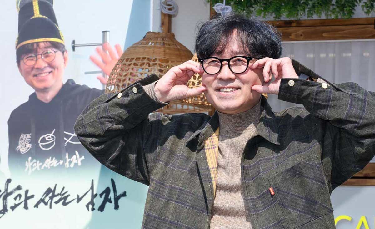 영화 '왕과 사는 남자'의 장항준 감독이 3월 12일 서울 중구 프레스센터 앞에서 1,200만 관객 돌파를 기념해 커피차를 마련, 팬들에게 커피를 나눠주기 전 포토타임을 갖고 있다. / 뉴스1
