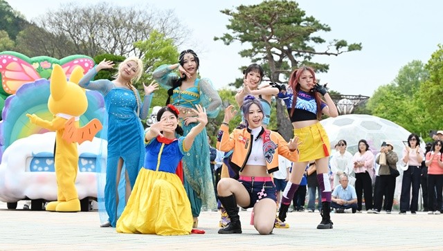 제28회 함평나비대축제’의 핵심 볼거리로 야심 차게 선보인 ‘나비 판타지아 퍼레이드’가 매일 오후 2시경에 중앙광장에서 열린다. 출연진들이 화려한 율동으로 축제 분위기를 최고조로 끌어올리고 있다. / 노해섭 기자