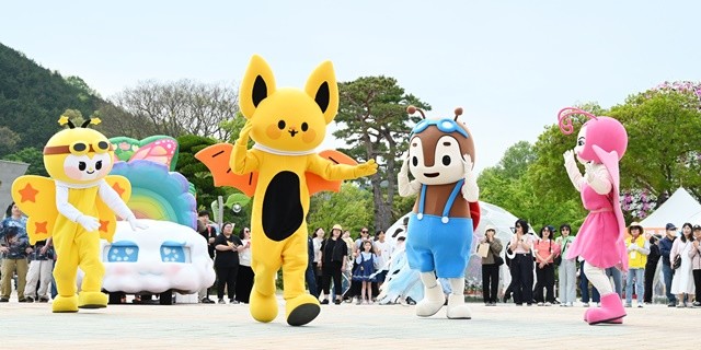 제28회 함평나비대축제’의 핵심 볼거리로 야심 차게 선보인 ‘나비 판타지아 퍼레이드’가 매일 오후 2시경에 중앙광장에서 열린다. 출연진들이 화려한 율동으로 축제 분위기를 최고조로 끌어올리고 있다. / 노해섭 기자