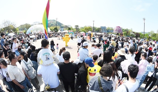 제28회 함평나비대축제’의 핵심 볼거리로 야심 차게 선보인 ‘나비 판타지아 퍼레이드’가 매일 오후 2시경에 중앙광장에서 열린다. 출연진들이 화려한 율동으로 축제 분위기를 최고조로 끌어올리고 있다. / 노해섭 기자