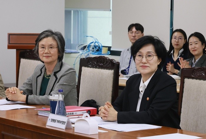 원민경 성평등가족부 장괸이 21일 오후 정부서울청사에서 열린 촉법소년 연령 조정 관련 자문위원 간담회에 참석하고 있다. 왼쪽은 노정희 형사미성년자(촉법소년) 연령 사회적 대화 협의체 민간위원장. 2026.4.21/뉴스1