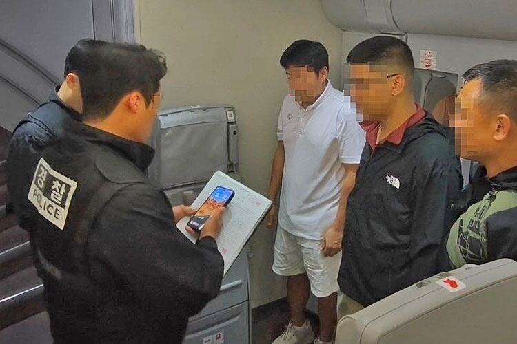 경찰이 '마약왕' 박왕열에게 마약류를 공급한 혐의를 받는 최 모 씨에게 한국 송환 비행기에서 체포영장을 집행하고 있다. / 경찰청
