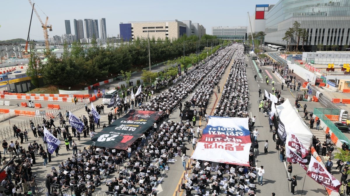 지난달 23일 경기 평택시 고덕동 삼성전자 평택캠퍼스에서 열린 삼성전자 노동조합 공동투쟁본부 '4·23 투쟁 결의대회'에서 조합원들이 구호를 외치고 있다.
